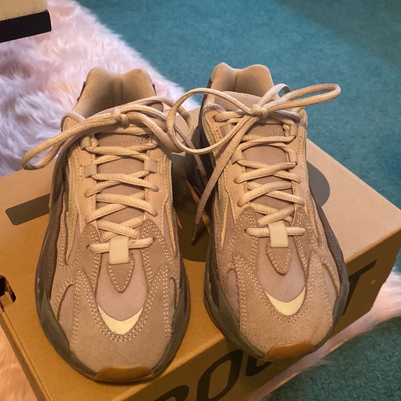 Yeezy Boost 700 V2 size 4.5